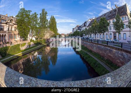 STRASBOURG, ALSACE, FRANCE - 4 MAI 2023 : vue depuis le Pont de la poste le long du Canal du Faux-rempart et du Quai Lezay-Marne Banque D'Images