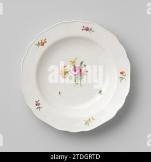 Assiette avec bouquet et sprays de fleurs, manufacture de porcelaine impériale, c. 1800 - c. 1849 assiette en porcelaine avec un bord lobé, peinte sur la glaçure en rouge, vert, jaune et violet. Sur le plat un bouquet de fleurs différentes (y compris la pivoine) entouré de brindilles lâches et cinq branches de fleurs sur le bord. Marqué sur la face inférieure de la protection, la lettre P et les chiffres 17, 11, 89 et 4. Porcelaine de Vienne. glaçage. Peinture / vitrification plaque en porcelaine avec un bord lobé, peinte sur la glaçure en rouge, vert, jaune et violet. Sur l'appartement un bouquet de fleurs différentes (y compris la pivoine) entouré Banque D'Images