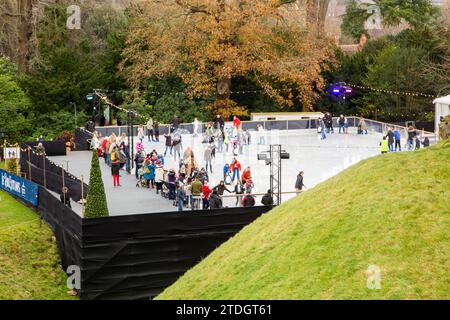 Les gens patinent sur la patinoire artificielle mobile temporaire dans le cadre du marché de Noël festif au château de Warwick Warwickshire Angleterre Royaume-Uni Banque D'Images