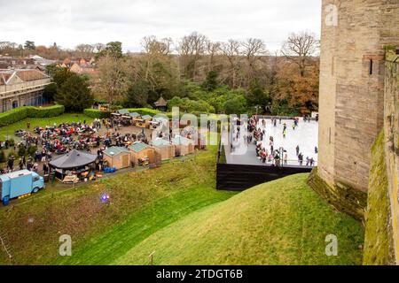 Les gens patinent sur la patinoire artificielle mobile temporaire dans le cadre du marché de Noël festif au château de Warwick Warwickshire Angleterre Royaume-Uni Banque D'Images