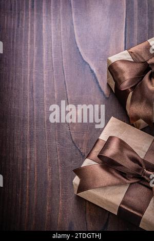 CopySpace image deux boîtes cadeaux vintage recouvertes de papier froissé avec ruban brun sur vieux concept de vacances en planche de bois Banque D'Images