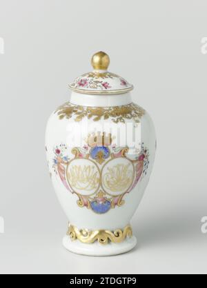 Boîte à thé ovoïde avec poignée du «Swellengrebel service» avec un monogramme à double couronne et une bordure avec des rouleaux floraux, c. 1740 thé léopard en porcelaine avec corps en forme d'oeuf, peint sur la glaçure en bleu, rouge, rose, vert, jaune, noir et or. Sur le ventre deux fois un monogramme couronné, double miroir avec 'mva' et 'thtd' entouré de motifs de coquillages, boucles et branches de fleurs ; Une branche de loterie entre les monogrammes. Sur l'épaule avec une bande avec des vignes de fleurs ; autour du pied une bande avec boucle en relief. Le couvercle avec deux vignes de lotus et autour du bouton une bande avec des vignes de fleurs. pe européen Banque D'Images