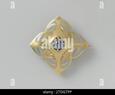 Broche, Lodewijk Willem van Kooten (II), c. 1908 - c. 1911 broche d'or, décorée de fleurs stylisées en relief, avec émail gris et avec une étoile-saphir au milieu. Amsterdam Gold (métal). saphir (minéral). Broche d'or, décorée de fleurs stylisées en relief, avec émail gris et avec une étoile-saphir au milieu. Amsterdam Gold (métal). saphir (minéral). Banque D'Images