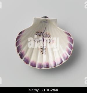 Coquille d'huître, peinte avec une branche de fleur, manufacture Oud-Loosdrecht, c. 1778 - c. 1782 coquille d'huître de porcelaine, peinte en bleu glacé, violet et rouge avec une branche avec des fleurs. Les extrémités des côtes des deux côtés décorées avec des accents en glaçure sous-jacente bleu et violet, également à l'avant avec une bande de fermeture en rouge. Loosdrecht porcelaine coquille d'huître de porcelaine, peinte en bleu glacé, violet et rouge avec une branche avec des fleurs. Les extrémités des côtes des deux côtés décorées avec des accents en glaçure sous-jacente bleu et violet, également à l'avant avec une bande de fermeture en rouge. Loosdre Banque D'Images