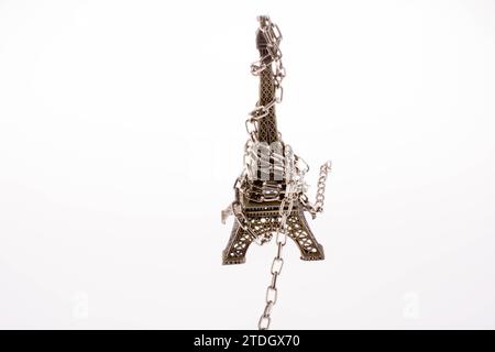 Petit modèle Tour Eiffel en chaînes sur fond blanc Banque D'Images