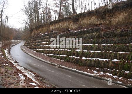 Naleczow. Pologne. Mur de gorge de loess renforcé par un panier de gabion en pierre fait mur de soutènement. Banque D'Images