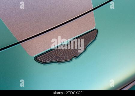 Dubaï, Émirats arabes Unis. 18 décembre 2023. La voiture Aston Martin est vue dans le centre de Dubaï, Émirats arabes Unis par une chaude matinée. Crédit : Dominika Zarzycka/Alamy Live News Banque D'Images