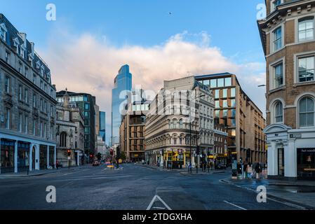 Londres, Royaume-Uni - 25 août 2023 : carrefour dans le quartier financier de Londres au crépuscule. Queen Victoria Street Banque D'Images