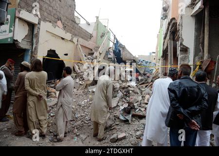 Karachi, Pakistan. 18 décembre 2023. Les gens se rassemblent sur le site de l'explosion d'une bouteille de gaz à Karachi, au Pakistan, le 18 décembre 2023. Au moins trois personnes ont été tuées et environ 12 autres grièvement blessées lundi dans l'explosion d'une bouteille de gaz dans un bâtiment à Karachi, ont déclaré les services de secours. Crédit : Str/Xinhua/Alamy Live News Banque D'Images