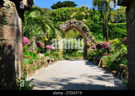 Les vestiges de l'église prieuré, dominés par une arche bien préservée, forment une partie spéciale des jardins subtropicaux de l'abbaye de Tresco. L'île de Tres Banque D'Images