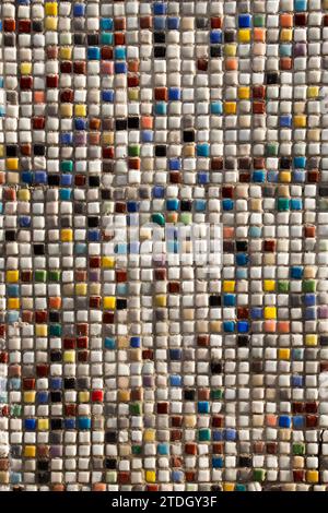 Le mur en béton est recouvert de mosaïque colorée Banque D'Images