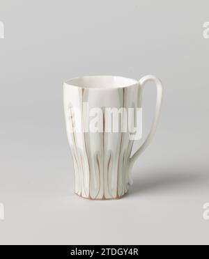 Kop, peint avec le décor de crocus, Meissener Porzellan Manufaktur, 1896 coupe de porcelaine peinte. La tête est peinte en vert et marron. La tête est marquée. Flotteur porcelaine coupe de porcelaine peinte. La tête est peinte en vert et marron. La tête est marquée. Porcelaine flottante Banque D'Images