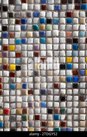 Le mur en béton est recouvert de mosaïque colorée Banque D'Images