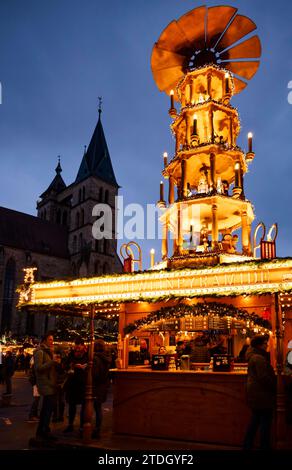 Marché de Noël, pyramide de Noël, église St Dionys, vieille ville, Esslingen am Neckar, heure bleue, Baden-Wuerttemberg, Allemagne Banque D'Images