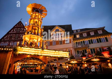 Marché de Noël, pyramide de Noël, vieille ville, Esslingen am Neckar, heure bleue, Baden-Wuerttemberg, Allemagne Banque D'Images