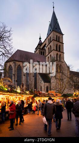 Marché de Noël, église St Dionys, vieille ville, Esslingen am Neckar, Baden-Wuerttemberg, Allemagne Banque D'Images