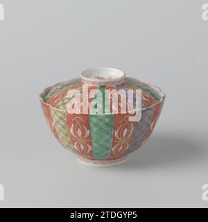 Bol couvert avec rouleaux, motif de couche et fleurs éparpillées, anonyme, c. 1700 - c. 1749 bol couvercle en porcelaine avec paroi nervurée et bord lobé, peint sur la glaçure en rouge, vert, jaune, aubergine, turquoise, noir et or. La paroi extérieure du bol est divisée en compartiments allongés avec alternance de vignes de service et de fleurs ; autour du pied un pneu avec boucle. Une fleur stylisée sur le fond ; le mur intérieur avec cinq fleurs stylisées en vrac. Porcelaine avec choix d'email. Porcelaine du Japon. glaçage. Or (métal) vitrification / dorure / vitrification couvercle en porcelaine bol avec paroi nervurée et l Banque D'Images