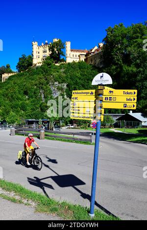 Cycliste devant le château de Hohenschwangau, haute-Bavière, Bavière, Allemagne Banque D'Images