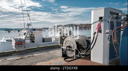 Station-service Dockside : une pompe à carburant industrielle est positionnée pour desservir des bateaux ou des véhicules terrestres sur un site riverain en Nouvelle-Angleterre. Banque D'Images