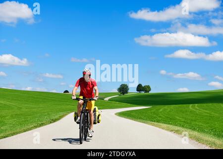 Cycliste sur une route de campagne de livre d'images près de Berg, lac Starnberg, haute-Bavière, Bavière, Allemagne Banque D'Images