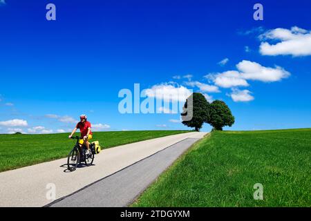 Cycliste sur une route de campagne de livre d'images près de Berg, lac Starnberg, haute-Bavière, Bavière, Allemagne Banque D'Images