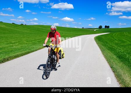 Cycliste sur une route de campagne de livre d'images près de Berg, lac Starnberg, haute-Bavière, Bavière, Allemagne Banque D'Images