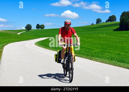 Cycliste sur une route de campagne de livre d'images près de Berg, lac Starnberg, haute-Bavière, Bavière, Allemagne Banque D'Images