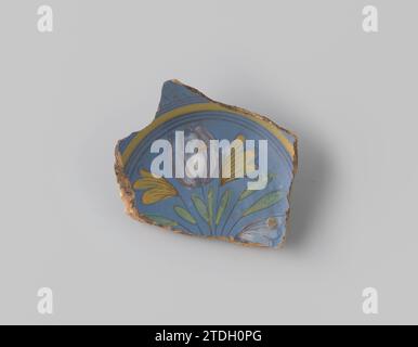 Sharp of ross - faïence de cuisson, avec glaçage bleu au sommet avec décoration d'une scène avec deux fleurs dans la terre en brun, blanc, jaune, orange et vert, et quelques cercles en brun et jaune autour d'elle, anonyme, 1600 - 1650 faïence des pays-Bas du Nord. Faïence majolique du nord des pays-Bas glacés. glaçage majolique Banque D'Images