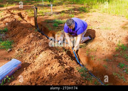 L'isolation des tuyaux en PVC est une pratique courante utilisée pour protéger les systèmes d'eau souterrains à l'aide d'une isolation Banque D'Images