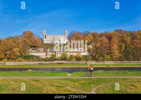 Cycliste devant le château d'Albrechtsberg Banque D'Images