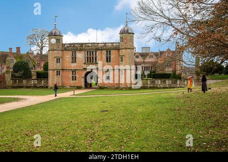 Charlecote Park Manoir de campagne du 16e siècle, entouré de son propre parc à cerfs, sur les rives de la rivière Avon à Charlecote Warwickshire Banque D'Images