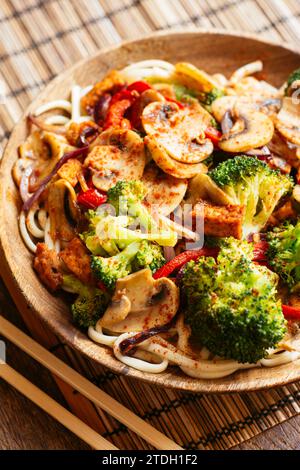 Légumes sautés sur nouilles Udon Banque D'Images