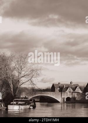 B&W Landscape of Abingdon Bridge, Abingdon-on-Thames, Oxfordshire, Angleterre, Royaume-Uni, GO. Banque D'Images