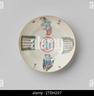 Soucoupe avec des figures, un Go-bord et des inscriptions, anonyme, c. 1800 - c. 1899 plat en porcelaine avec un mur en escalier, peint sur la glaçure en bleu, rouge, rose, vert, jaune, noir et or. Sur le plat du plat un médaillon avec un homme assis appuyé contre un vase, à côté de lui trois caractères chinois ; au médaillon une femme debout et d'autre part un homme debout avec des caractères de chaque côté; entre deux cartouches, l'une avec bande de méandre et l'autre avec bambou, avec une inscription en caractères. Le couvercle marqué du sceau de Keizer Dawoguang (?). Éclater au fond du plat. Banque D'Images