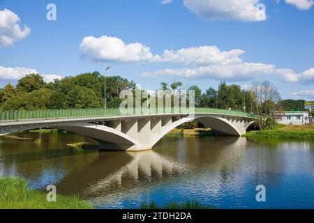 Bad Muskau, Neisse lusatienne dans le Fuerst-Pueckler-Park Bad Muskau. Dans cette zone, la Neisse forme la frontière germano-polonaise. Voici le pont de la ville à Banque D'Images