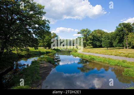 Bad Muskau, Neisse lusatienne dans le Fuerst-Pueckler-Park Bad Muskau. Dans cette zone, la Neisse forme la frontière germano-polonaise Banque D'Images