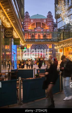 Londres, Royaume-Uni - 16 novembre 2023 : Noël à Cardinal place - un développement commercial et de bureaux près de la gare Victoria et en face de Westminster Banque D'Images