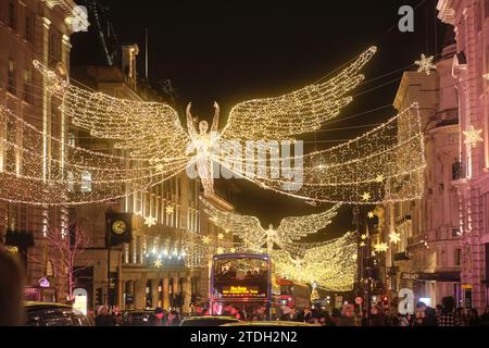 Londres, Royaume-Uni - 16 novembre 2023 : illuminations de Regent's Street « The Spirit of Christmas » la nuit. Vue en angle bas. Banque D'Images