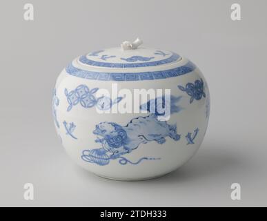 Pot couvert rond avec shishi et symboles auspicieux, anonyme, anonyme, c. 1750 - c. 1849 couvercle rond pot en porcelaine, peint en bleu glacé. Sur le mur extérieur quatre fois un shishi (chien lion) avec des symboles chanceux (cornes, pièces de monnaie). Une bande avec un motif de méandre sur l'épaule. Le couvercle avec la même décoration ; bouton en forme de branche de bambou. Blauw-Wit Hirado. Porcelaine du Japon. glaçage. Cobalt (minéral) peinture / vitrification couvercle rond pot en porcelaine, peint en bleu glacé. Sur le mur extérieur quatre fois un shishi (chien lion) avec des symboles chanceux (cornes, pièces de monnaie). Une bande Banque D'Images