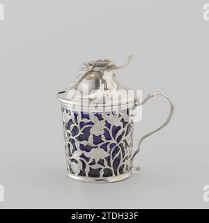 Pot à moutarde avec mur ajouré avec branches de fleurs, anonyme, 1773 le pot à moutarde, qui est équipé d'une boîte intérieure en verre bleu, a une oreille courbée en forme de S et un couvercle à charnière. La carrosserie de l'aile droite s'élargit vers le haut. Il est fermé par une arête de profil sur les arêtes supérieure et inférieure. Le mur est entièrement ouvert avec des branches de fleurs gravées. L'oreille moulée, décorée de volutes de curling, est lancée irrégulièrement. Le couvercle voûté a une décoration gravée de vignes à feuilles avec une fleur et des fruits. Dans le bord, il y a un renfoncement pour une cuillère qui coupe à travers cette décoration. Le bouton de couvercle moulé a la forme d'une fleur Banque D'Images
