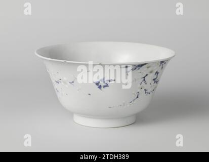 Bol avec prunus sprays et oiseaux, anonyme, c. 1680 - c. 1720 viennent avec un mur d'étalement de porcelaine, peint dans le bleu glacé sous la boue rouge et blanche et rouge et blanc. Sur le mur prunus branches entre lesquelles des oiseaux volants ; Un rocher sur le fond. Marqué sur le dessous avec la marque de sceau 'Zhi' dans un double cercle. Une puce dans le bord. Sous-glacer bleu avec rouge cuivre. Porcelaine de Chine. glaçage. cobalt (minéral). Cuivre (métal) peinture / vitrification viennent avec un mur d'étalement de porcelaine, peint en bleu glacé et boue rouge et blanche. Sur le mur prunus branches entre lesquelles les oiseaux volants ; A r Banque D'Images