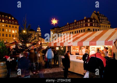 Marché de Noël sur le Neumarkt Banque D'Images