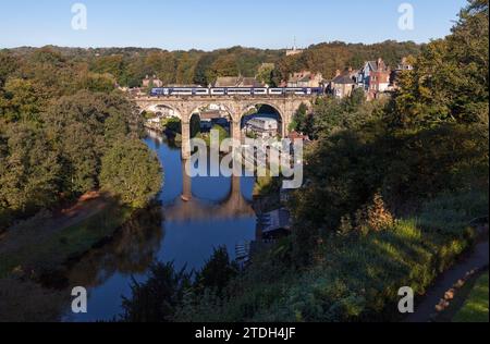 Train Turbostar classe 170 du Northern Rail traversant le viaduc sur la rivière Nidd à Knaresborough, Yorkshire, Royaume-Uni Banque D'Images