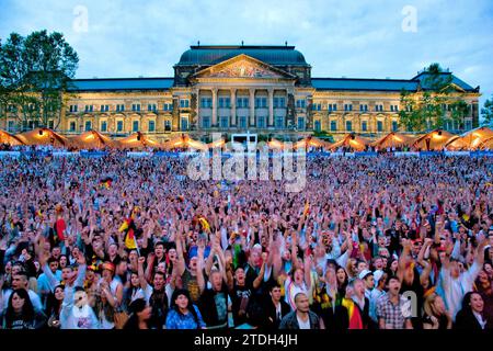 Visionnement public sur les rives de l'Elbe à Dresde sur le terrain de la Filmnächte am Elbufer, où des milliers de fans acclament leur équipe en tant que ma Banque D'Images