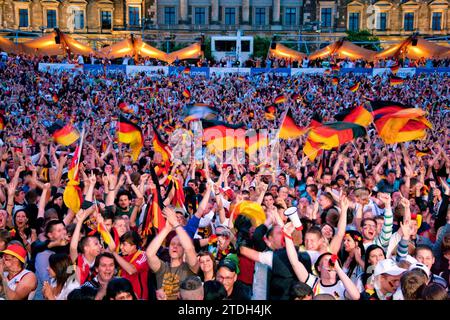 Visionnement public sur les rives de l'Elbe à Dresde sur le terrain de la Filmnächte am Elbufer, où des milliers de fans acclament leur équipe en tant que ma Banque D'Images