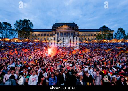 Visionnement public sur les rives de l'Elbe à Dresde sur le terrain de la Filmnächte am Elbufer, où des milliers de fans acclament leur équipe en tant que ma Banque D'Images