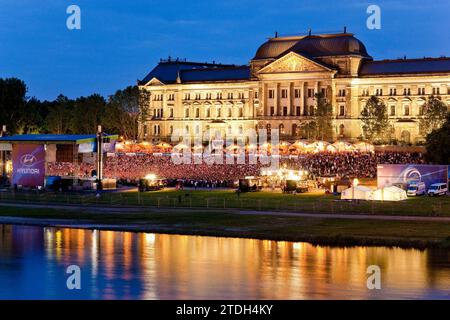 Visionnement public sur les rives de l'Elbe à Dresde sur le terrain de la Filmnächte am Elbufer, où des milliers de fans acclament leur équipe en tant que ma Banque D'Images