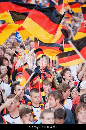 Visionnement public sur les rives de l'Elbe à Dresde sur le terrain de la Filmnächte am Elbufer, où des milliers de fans acclament leur équipe en tant que ma Banque D'Images