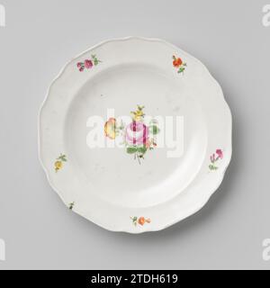 Assiette avec bouquet et sprays de fleurs, manufacture impériale de porcelaine, c. 1800 - c. 1849 assiette en porcelaine avec un bord lobé, peinte sur la glaçure en rouge, rose, vert et jaune. Sur le plat un bouquet de fleurs différentes (y compris la pivoine) entouré de brindilles lâches et cinq branches de fleurs sur le bord. Marqué sur la face inférieure de la protection, la lettre P et les chiffres 32, 40 et 89. Porcelaine de Vienne. glaçage. Peinture / vitrification plaque en porcelaine avec un bord lobé, peinte sur la glaçure en rouge, rose, vert et jaune. Sur l'appartement un bouquet de fleurs différentes (y compris la pivoine) entouré de Loo Banque D'Images