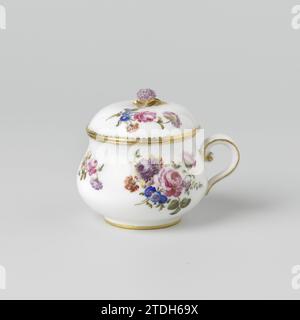 Pot couvert avec bouquets, Manufacture de Sèvres, 1759 pot à couvercle en porcelaine (Roompot) avec un corps imprimé en forme de poire et oreille recourbée, peint sur la glaçure en bleu, rouge, rose, vert, jaune, violet, noir et or. Le ventre est décoré de différents bouquets. Ligne dorée sur le pied et le côté de l'oreille. Sur le cou une bande décorative en or. Le couvercle avec la même décoration ; bouton de couvercle en forme de fleur (chrysanthème). Marqué sur le fond avec le double L avec la lettre annuelle F. Sèvres porcelaine. glaçage. Or (métal) peinture / dorure / vitrification couvercle pot en porcelaine (Roompot) avec Banque D'Images